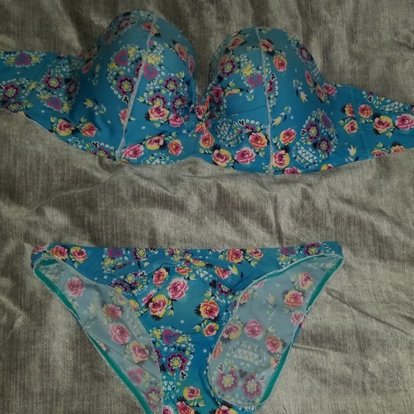 Swimsuit - Picture 2 of 4